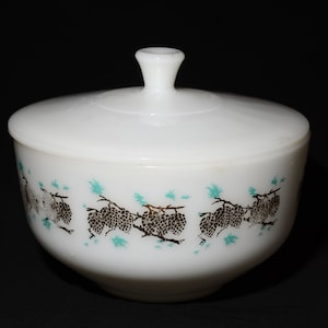 Pode incluir: Prato de cerâmica branco com tampa e design de pinhas pretas e verdes.