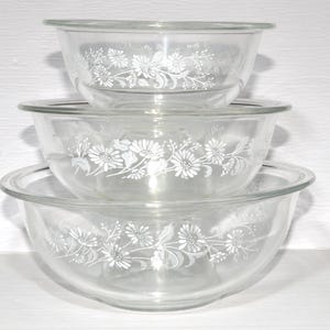 3er Set PYREX Kolonialnebel weiße Spitze Rührschüsseln WONDERFUL Zustand Vintage Pyrex Klare Pyrex Blumen Gänseblümchen