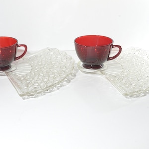 Anchor Hocking Set da spuntini in vetro rosso rubino e trasparente Set da 4 pezzi Button and Daisy a forma di ventaglio Piatto da portata Vassoio vintage menta