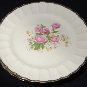Set von 4 Vintage Sovereign Potters Steingut Speiseteller 23,5 cm rosa Rosen Blumenstrauß große Keramik mit Goldrand