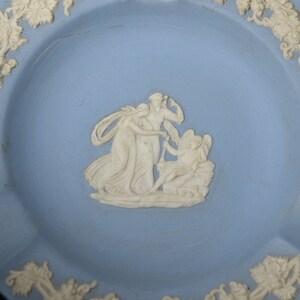 Vintage Wedgwood Jasperware drei Grazien blau weiß England runde Aschenbecher Pin Schale 4 1/2 &quot;in Durchmesser Blumenmuster Schmuckschale