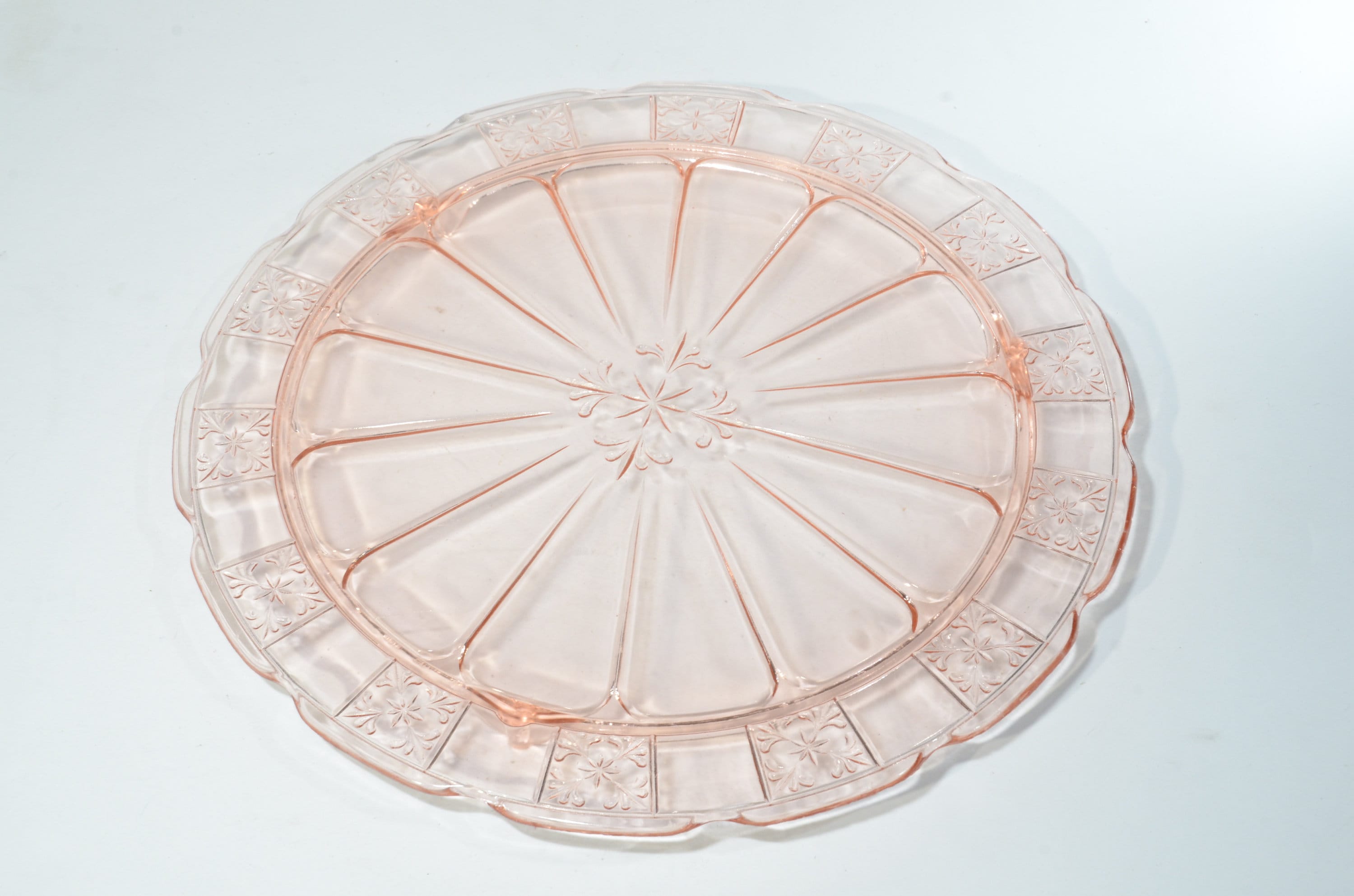 DORIC Jeannette Glass depression glass cake stand cake plate platter plateau pressed glass 10 inches footed 3-toed CHIPS ot