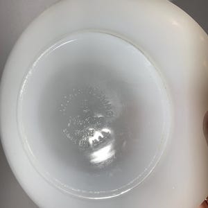 Może przedstawiać: Biała miska Pyrex z okrągłym wzorem na spodzie. Miska ma napis "Pyrex" i "Made in USA" nadrukowany na spodzie.