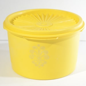 Vintage TUPPERWARE yellow round Canister 1297 Servalier snap on lid 812 Canada