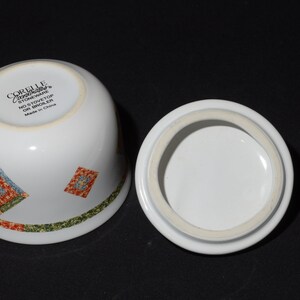 Puede incluir: Azucarero de cer&aacute;mica blanca con tapa. El taz&oacute;n tiene un patr&oacute;n geom&eacute;trico verde, rojo y azul. La parte inferior del taz&oacute;n tiene el texto "Corelle Coordinates Stoneware No Stovetop or Broiler Made in China".