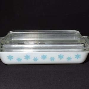 PYREX Turquoise on White Snowflake Space Saver Baking Dish lid Promotional htf rare 548-B retro 1-1/4 quart USA spacesaver