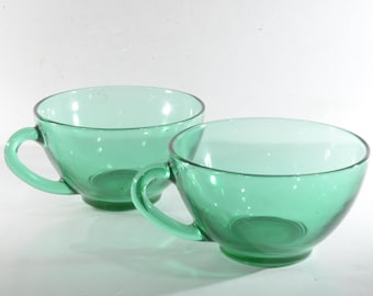 Set di 2 tazze da caffè e da tè in vetro verde vintage Arcoroc, Francia, anni '60, verde smeraldo, senza piattino, 10 cm di diametro.