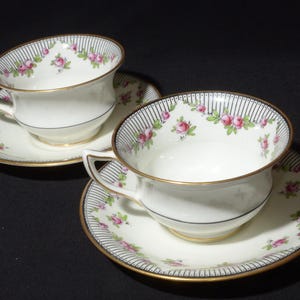 Ensemble de 2 tasses à thé et soucoupes anciennes AYNSLEY en porcelaine tendre, lignes noires, roses roses, bordure dorée, motif floral Angleterre 2956, 1905-1925