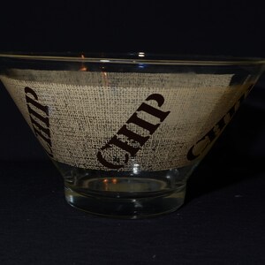 Puede incluir: Un taz&oacute;n de vidrio transparente para chips y salsa con una textura de arpillera y la palabra "Chip" impresa en negro en el lateral.