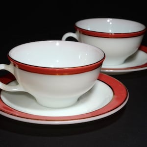 PYREX Set di 2 tazze da tè e piattino con bordo rosa e fenicottero rosa e fascia dorata Vintage Pyrex anni '50 Stoviglie da cucina vintage USA tazza da tè