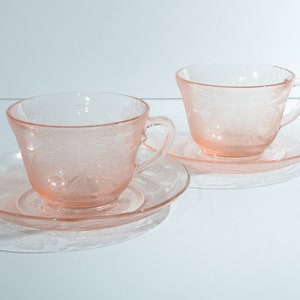 Set di 2 tazze da tè e caffè in vetro rosa effetto depressione di MacBeth-Evans con piattino e decorazioni floreali vintage. immagine 6