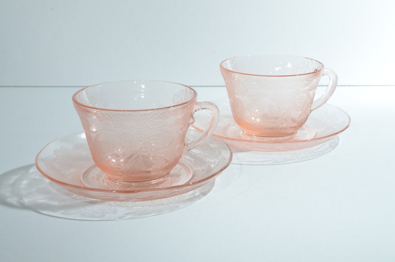 Set di 2 tazze da tè e caffè in vetro rosa effetto depressione di MacBeth-Evans con piattino e decorazioni floreali vintage. immagine 6