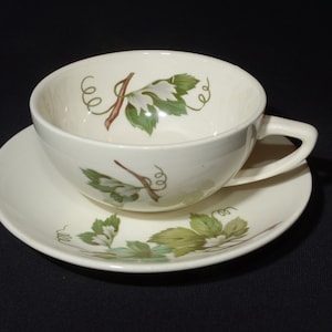 Juego de taza de té y platillo de cerámica vintage del Imperio Británico Grapevine color crema, porcelana de hueso Edwin Knowles, hecho en EE. UU., vid de boca ancha verde
