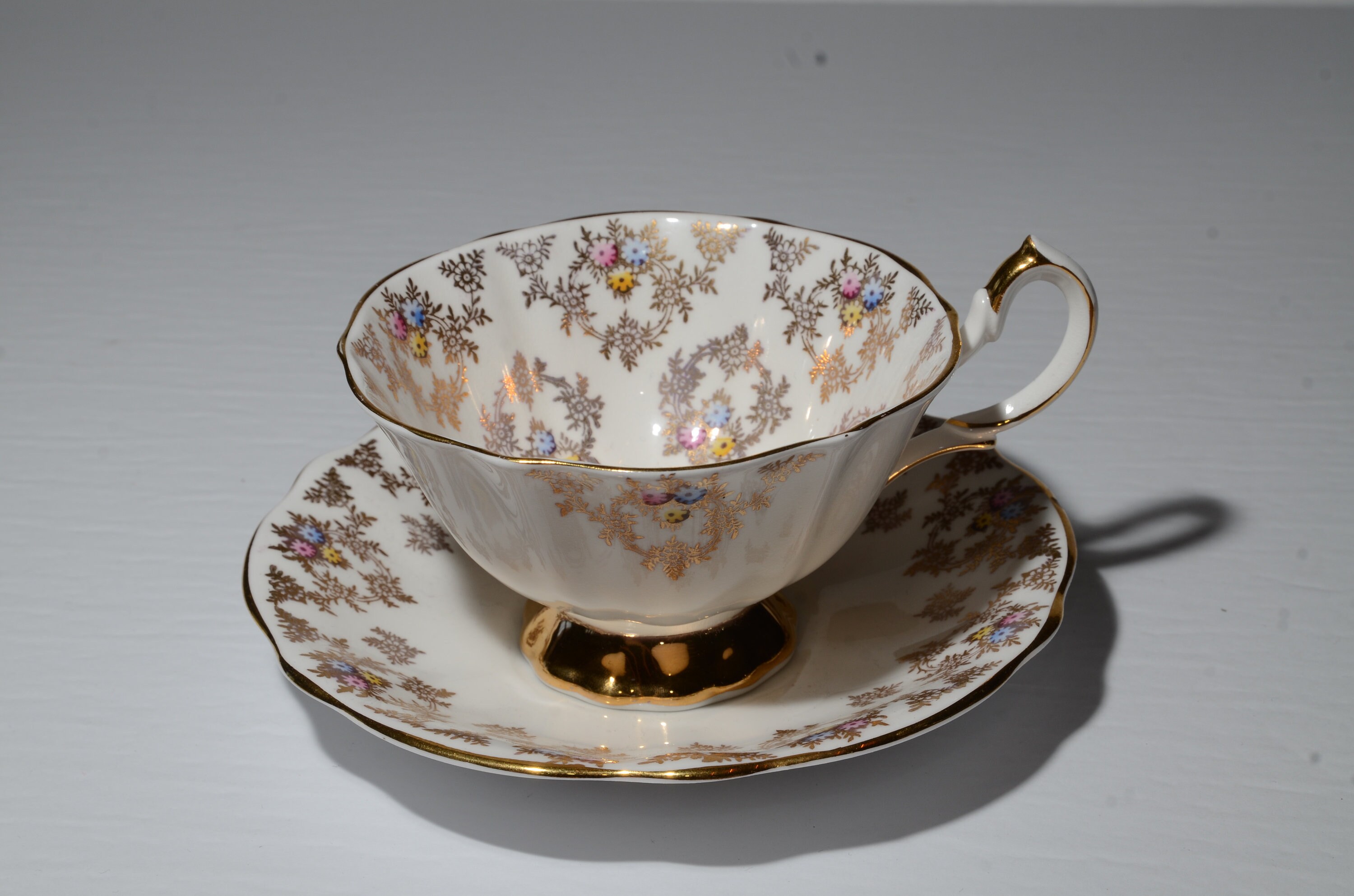 食器 Anne QUEEN ANNE Bone China Gold Chintz Gold and Tiny Floral Tea Cup and
