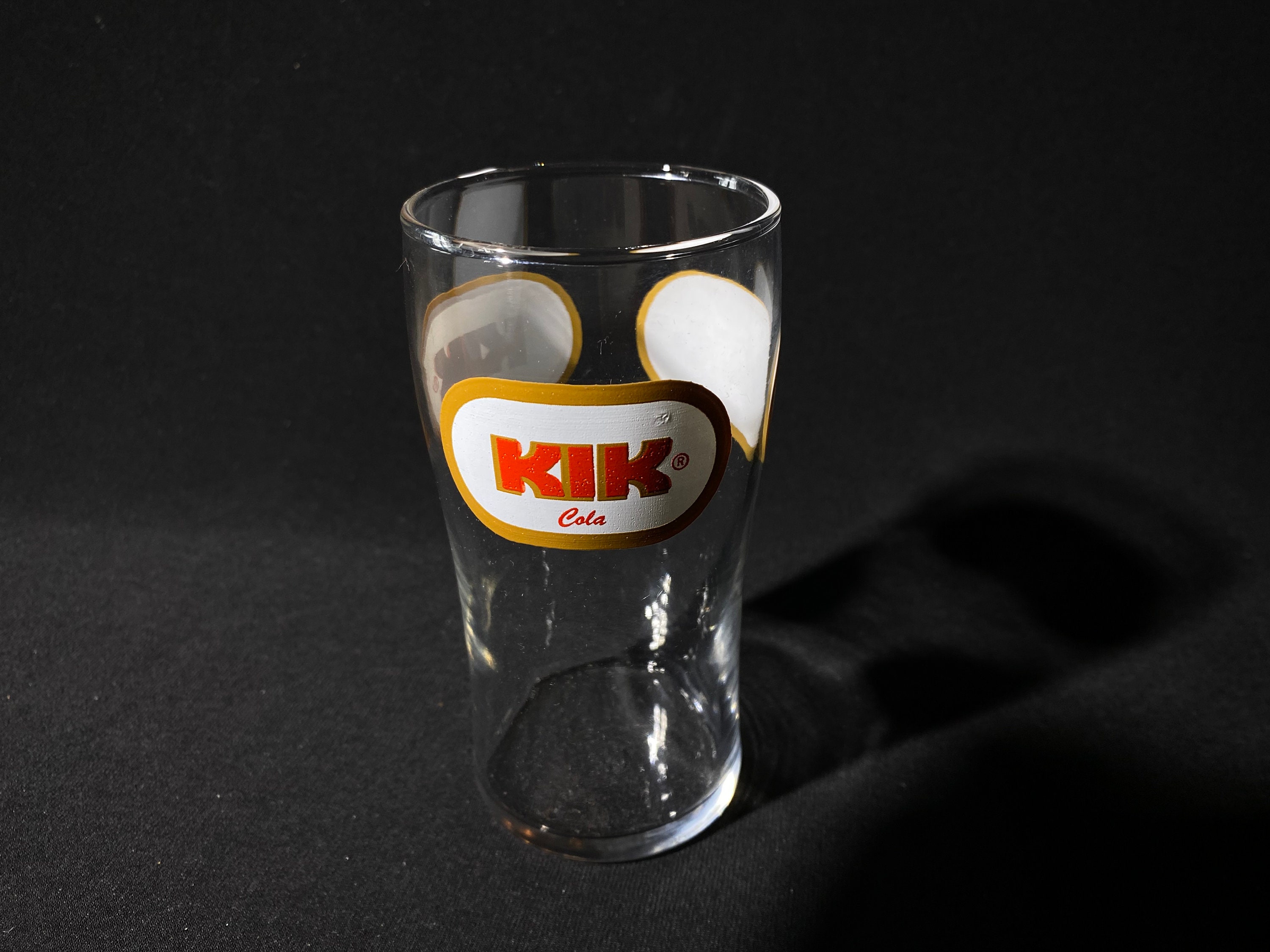 Kik Cola Glas Trinkglas Becher Dominion Glas 13 cm Reklame weiß rot