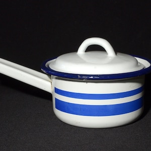 Petite casserole vintage CHEFMATE en émail avec manche rond Couvercle de casserole en émail avec bord bleu à rayures bleues de Roumanie