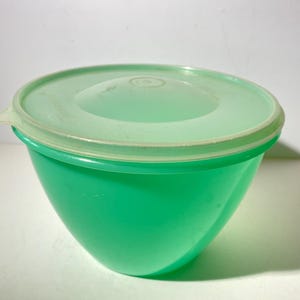 Tupperware Crisp It Lettuce bowl 679 lid 680 Jadeite Green Mid century Plastic Canada Storage Salad Mixing Dome Lid no spike ap