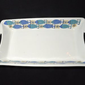 Può includere: Un set di tre tazze in ceramica con finitura opaca e macchiettata. Le tazze sono nei toni del crema, grigio chiaro e grigio scuro. Ogni tazza ha un design semplice e minimalista, perfetto per caffè o tè.