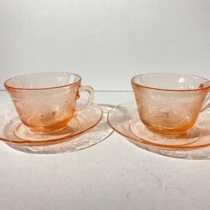 Set di 2 tazze da tè e caffè in vetro rosa effetto depressione di MacBeth-Evans con piattino e decorazioni floreali vintage. immagine 2