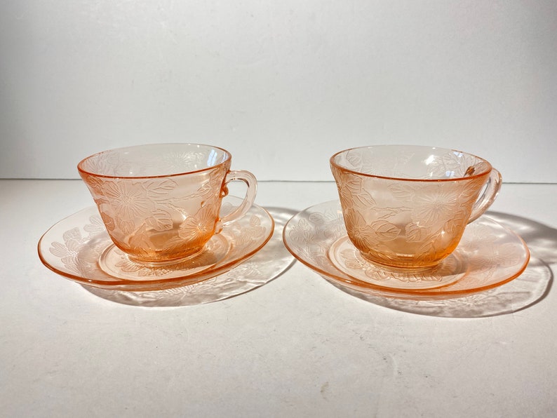 Set di 2 tazze da tè e caffè in vetro rosa effetto depressione di MacBeth-Evans con piattino e decorazioni floreali vintage. immagine 2
