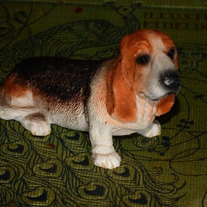 Sandicast Basset Hound small size sculpture DOG Figurine Statue Hand Painted Resin Replica Realistic Gift Pet Lovers Collectible ot1