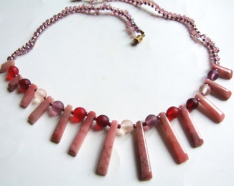 Collier pierre naturelle, rhodonite, pierre rose, collier Cléopâtre, travail artisanal, cadeau raffiné pour elle, bijou original en pierre