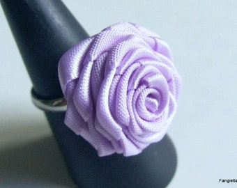 Bague artisanale originale, fleur faite-main, rose satin parme, cadeau femme, anneau réglable argenté, artisanat français, achat solidaire