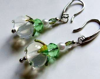 Boucles d'oreilles fleurs verre Murano, blanc translucide, boutons de roses, verre filé au chalumeau, bijou de créateur, cadeau original