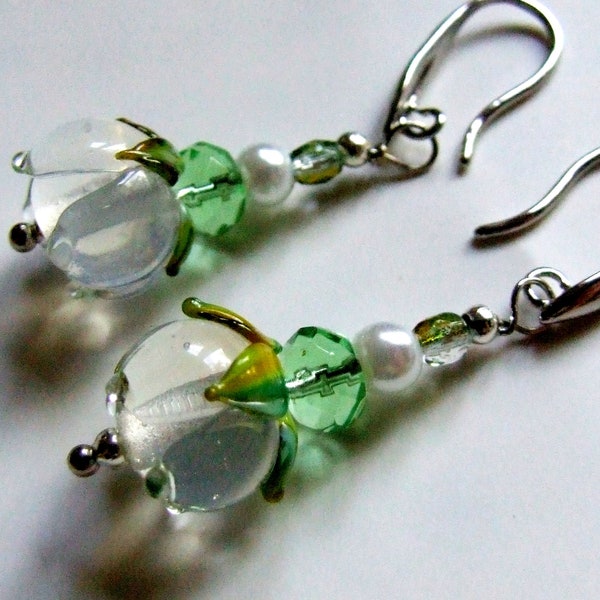 Boucles d'oreilles fleurs verre Murano, blanc translucide, boutons de roses, verre filé au chalumeau, bijou de créateur, cadeau original