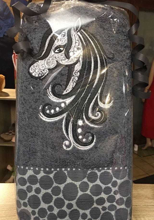 Serviette de Toilette Brodée Motif Cheval Arabesque Bicolor