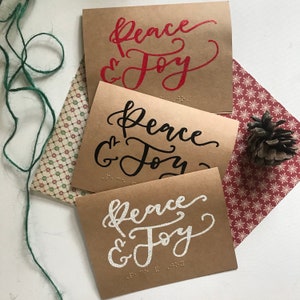 Tarjeta navideña de Brialle de 5" x 7" con texto en relieve a mano Peace and Joy