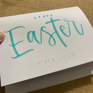 Cartão de Páscoa em Braille com letras táteis e mensagem personalizada