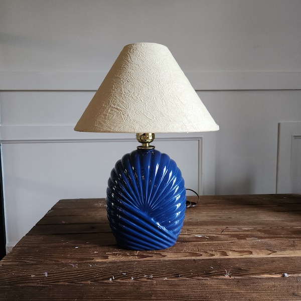 Vintage 2 VERFÜGBAR Royal Blue Art-Deco-Stil Schalenförmige Nachttisch- oder Akzentlampe im Ballstil - Französisches Land - Akzentlampen-Victorian