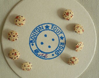 Eight covered buttons for 1 plate