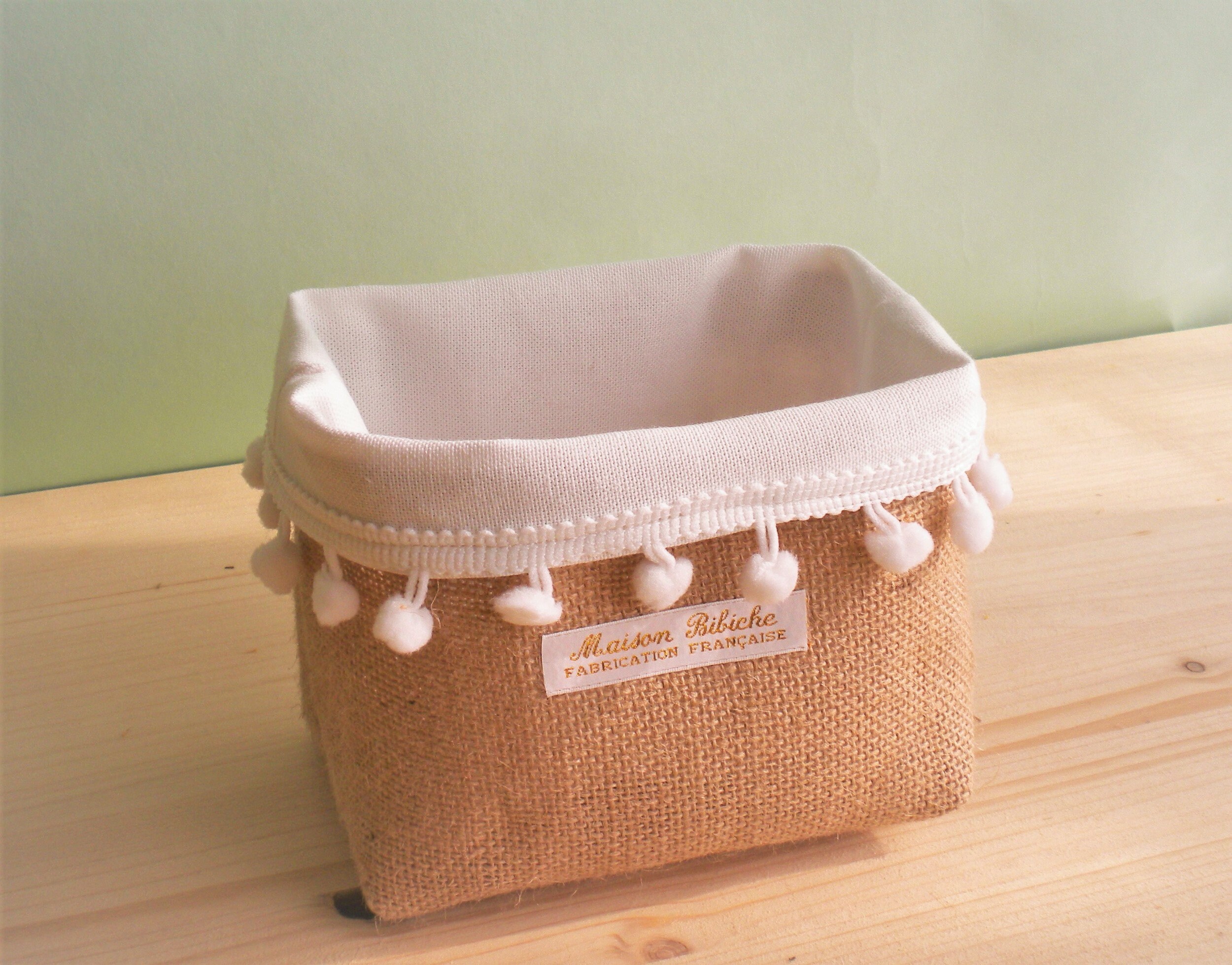 Panier de Rangement Toile Jute, Coton Blanc Cassé et Pompons Blancs. 1 Pièce.
