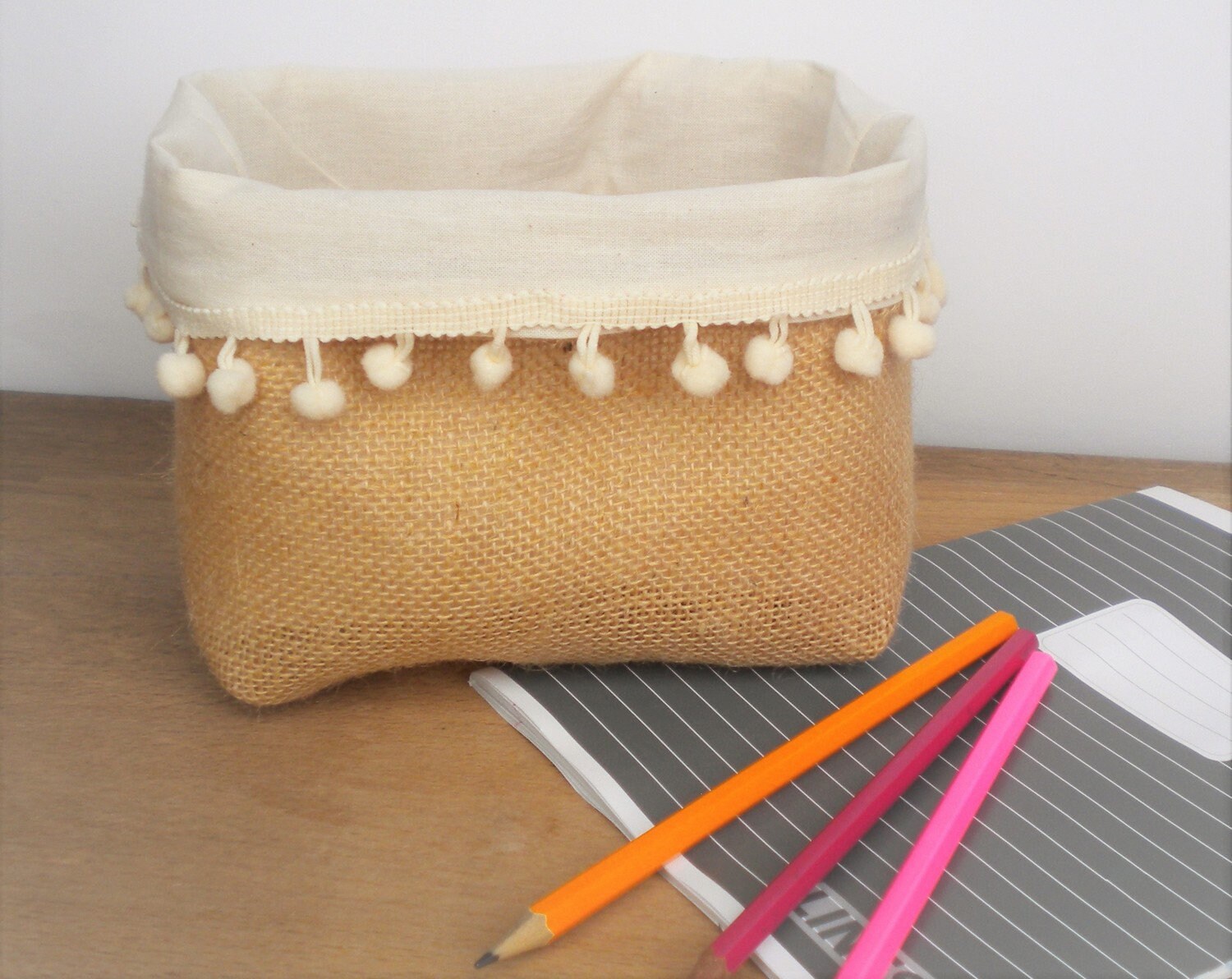 Panier de Rangement Toile Jute, Coton Écru et Pompons Écrus. 1 Pièce.