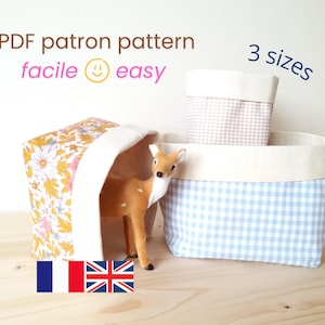 Puede incluir: Tres cestas de almacenamiento de tela en diferentes tamaños. Una cesta tiene un estampado floral, otra un estampado de cuadros rosas y la más grande un estampado de cuadros azules y blancos. El texto "PDF patron pattern facile easy" está en la parte superior.