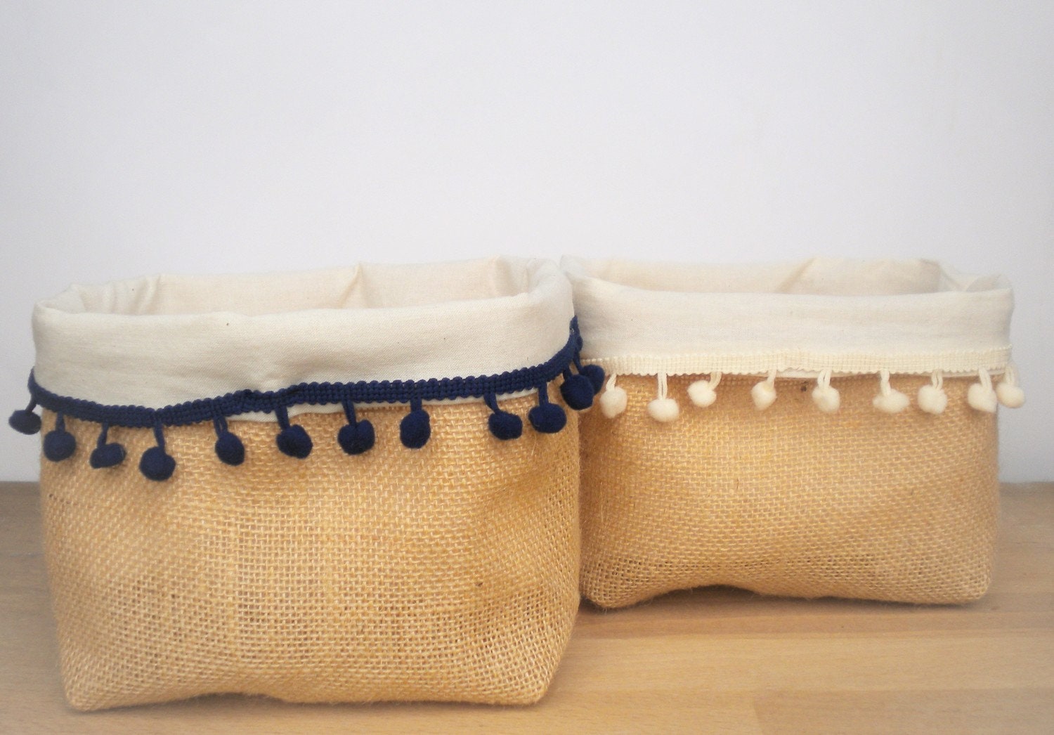 Paniers de Rangement Toile Jute, Coton Écru Pompons Écrus et Marines. 2 Pièces.