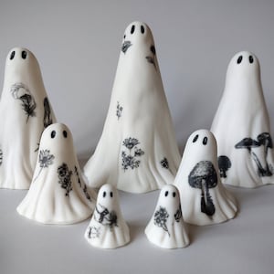 Escultura de fantasma espeluznante con estampado floral de cerámica o estampado de plumas