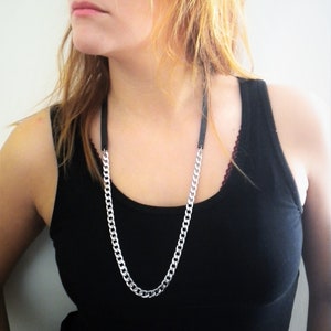 Collier long femme cuir noir chaîne argentée, collier rock femme, collier femme hip hop, collier elite, collier rock chic, collier gothique image 1