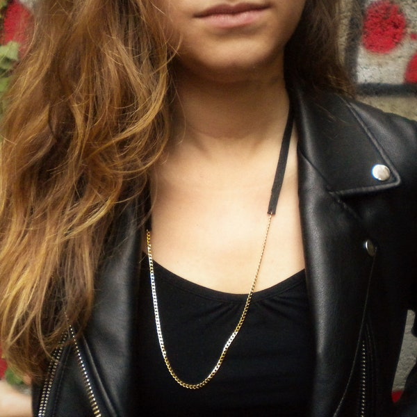 Collier rock cuir noir et métal doré, collier rock femme, sautoir cuir, collier cuir femme, collier rock chic, collier hip hop femme