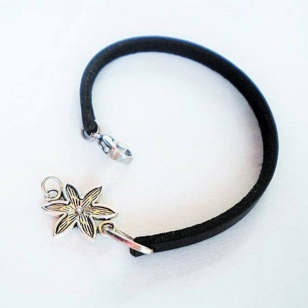 Bracelet fin en cuir noir et fleur en métal argentée, bijoux cuir femme, bracelet cuir femme