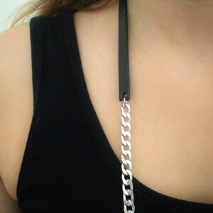 Collier long femme cuir noir chaîne argentée, collier rock femme, collier femme hip hop, collier elite, collier rock chic, collier gothique image 2