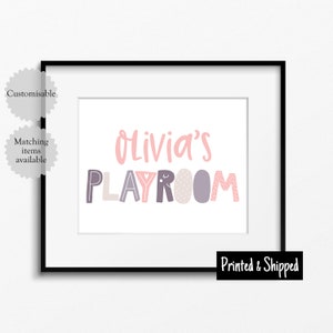 Letrero con nombre para sala de juegos de niñas en color rosa y morado, impresión personalizada, póster para niños pequeños, arte de pared para niños, regalo para guardería de bebé, 8 x 10 A4, 11 x 14 A3, 30 x 40