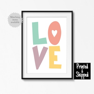 Impresión artística LOVE, decoración para sala de juegos en colores pastel, guardería de niñas, palabras artísticas, lindas palabras para niños pequeños, pared, sala de juegos para niños, regalo, 5 x 7, 6 x 8, 8 x 10, A4, 11 x 14, A3, 30 x 40