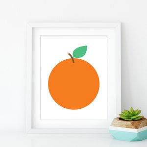 Puede incluir: Una impresi&oacute;n enmarcada en blanco de una naranja simple con una hoja verde sobre un fondo blanco.