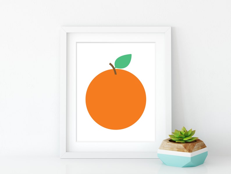 Puede incluir: Una impresi&oacute;n enmarcada en blanco de una naranja simple con una hoja verde sobre un fondo blanco.