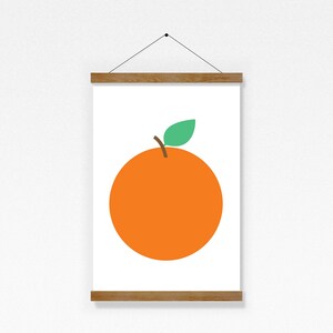 Puede incluir: Una impresi&oacute;n enmarcada de una sola naranja con una hoja verde sobre un fondo blanco.