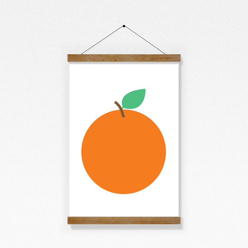 Puede incluir: Una impresi&oacute;n enmarcada de una sola naranja con una hoja verde sobre un fondo blanco.