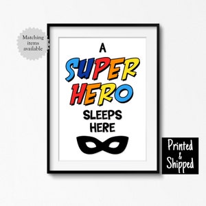 Un superhéroe duerme aquí Impresión de lindo superhéroe Arte de pared para dormitorio de niños pequeños Póster Decoración para niños Niñas Guardería 5x7 8x6 8x10 11x14 A4 A3 30x40